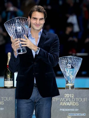Switzerland's Roger Federer holds the trophy of the Stefan Edberg Sportsmanship Award at the O2 Arena in London, Britain, on November 7, 2012. Federer was presented the Stefan Edberg Sportsmanship Award and the ATPWorldTour Fans' Favourite Award in London Wednesday. Photo: Xinhua