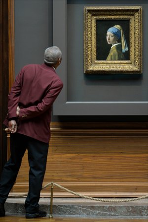 A man views <em>Girl with a Pearl Earring</em> by Johannes Vermeer on Monday at the Frick Collection in New York. Photo: CFP