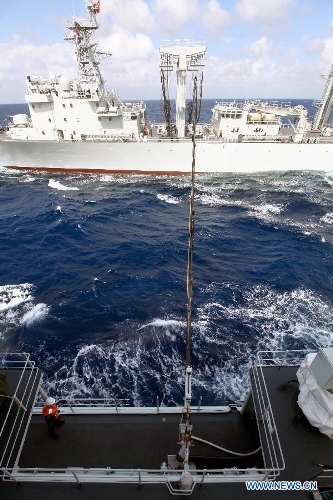 &nbsp;Supply ship Weishanhu (Top) tranport fuel and other materials to Missle destroyer Harbin at the South China Sea, Feb. 20, 2013. The supply ship Weishanhu reinforced the missile destroyer Harbin and the frigate Mianyang on Wednesday with fuel, fresh water and other materials. The 14th naval squad, sent by the Chinese People's Liberation Army (PLA) Navy, departed Saturday from China to the Gulf of Aden and Somali waters for escort missions. The fleet comprises three ships -- the missile destroyer Harbin, the frigate Mianyang and the supply ship Weishanhu -- carrying two helicopters and a 730-strong troop. (Xinhua/Rao Rao) 