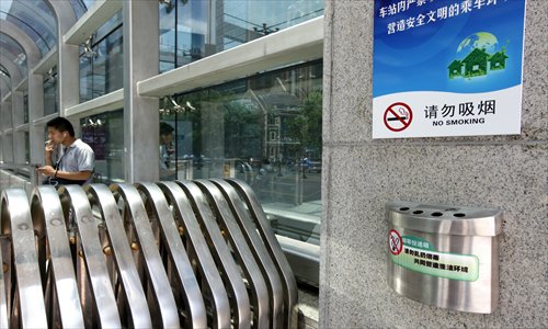A cigarette butt disposal bin sits on a wall outside of People's Square Station Sunday. Shanghai Shentong Metro Group, the city's subway operator, has installed the bins at 35 exits of 13 subway stations. The company will add additional bins at stations in the future. Photo: Cai Xianmin/GT