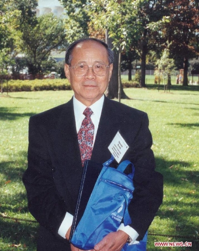 &nbsp;&nbsp;File photo taken in 1993 shows Zheng Zhemin who was in the United States to attend the annual meeting of the US National Academy of Engineering . Explosions expert Zheng Zhemin won China's top science award on Friday. Zheng, 88, is member of both the Chinese Academy of Sciences and the Chinese Academy of Engineering (CAE). Zheng has devoted himself to research in the areas of elastic mechanics, explosive processing and underground nuclear detonations. (Xinhua)