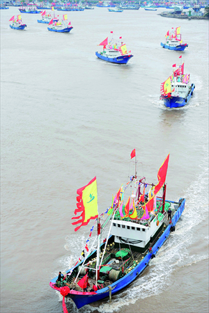 Boats set sail from Shipu port in Xiangshan county, east China’s Zhejiang Province, on Sunday. The summer fishing moratorium in the East China Sea ended noon Sunday. Photo: CFP