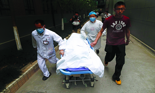 The body of Huang Yang is sent to the mortuary from the intensive care unit at the Zhongshan Hospital affiliated with the Shanghai-based Fudan University Tuesday afternoon. Photo: Yang Hui/GT