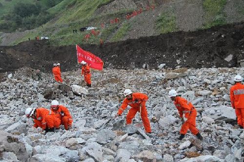 Rescuers carry out an on-site assistance after the mudslide occurred at an iron ore mine in the township of Araltobe in Xinyuan County, Northwest China's Xinjiang Uyghur Autonomous Region, July 31, 2012. The mud and debris buried 28 people, two were reported dead and 26 others missing, the local government said. Photo: Xinhua