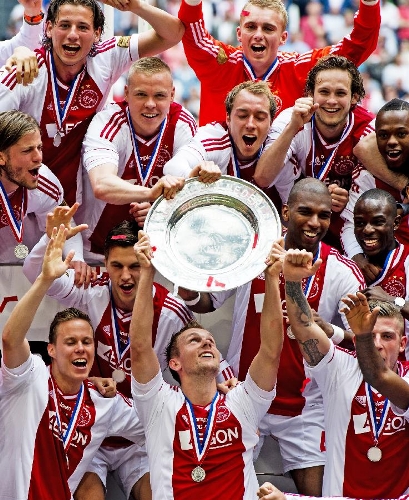 Players of Ajax celebrate after their 32th Dutch league match against Willem II in Amsterdam, capital of the Netherlands, on May 5, 2013. Ajax won 5-0 and claimed the champion in advance. (Xinhua/Robin Utrecht) 