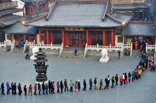  Citizens queue up to get porridge at the Xiangji Temple in Hangzhou, capital of east China's Zhejiang Province, Jan. 19, 2013, on the occasion of the traditional Laba Festival. Laba literally means the eighth day of the 12th lunar month. The Laba Festival is regarded as a prelude to the Spring Festival, or Chinese Lunar New Year, the most important occasion of family reunion, which falls on Feb. 10 this year. Eating porridge is an old tradition on the Laba Festival in China. Many temples also have the tradition of offering porridge to the public to commemorate Buddha and deliver his blessings to both believers and non-believers. (Xinhua/Xu Hui) 