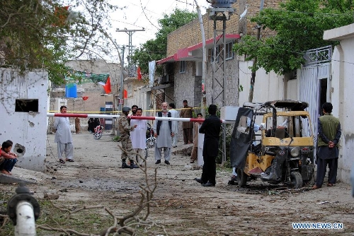 Security forces cordon off the blast site in southwest Pakistan's Quetta, April 24, 2013. At least four people were killed and 37 others injured on Tuesday night in a series of bomb blasts followed by a suicide attack in Pakistan's southwestern provincial capital of Quetta, local media reported. (Xinhua/Mohammad)