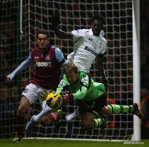 Jussi Jaaskelainen (below), goalie of West Ham United saves as Emmanuel Adebayor (above) of Tottenham Hotspur attacks during the Barclays Premier League match between West Ham United and Tottenham Hotspur at the Boleyn Ground, Upton Park, in London, Britain on February 25, 2013. Tottenham Hotspur won 3-2 and lift into third in the table. (Xinhua/Wang Lili)  