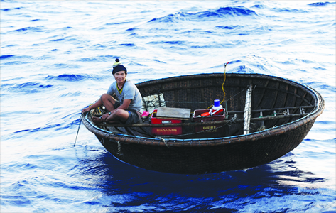 A Vietnamese man fishes illegally near the Xisha North Reef in 2012. Photo: CFP