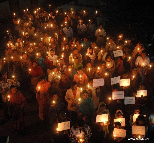 &nbsp;Indian people take part in a candle light vigil to pay tribute to victims who died or injuried in Hyderabad serial bomb blast in Bhopal, India, Feb. 22, 2013. At least 18 people were killed and over 50 critically injured in two serial blasts in the southern Indian city of Hyderabad Thursday evening in the biggest terrorist attack in India since the 2008 Mumbai attacks, police said. (Xinhua/Stringer) 