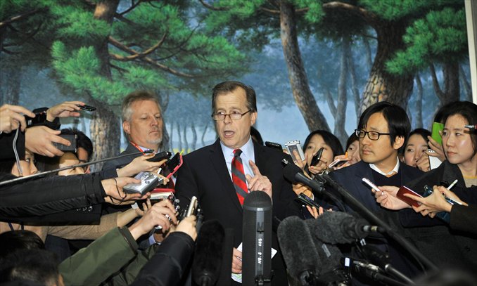 US special representative for North Korea policy Glyn Davies speaks to the media after a meeting with South Korea's nuclear envoy Lim Sung-nam in Seoul on Thursday. Davies warned North Korea against conducting a possible nuclear test, a day after Pyongyang hinted that it might push ahead with a nuclear test to retaliate against the UN Security Council resolution. Photo: AFP