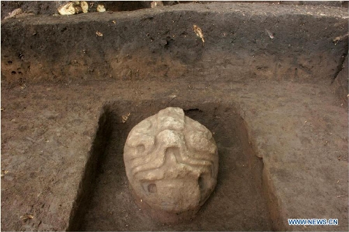 Image provided by the Salvadorean Ministry of Culture shows one of the two indigenous stone zoomorphic heads found in Chalchuapa Township, 80 kilometers west of San Salvador, capital of El Salvador, on April 5, 2013. The pieces were found during an excavation by Salvadorean and Japanese archaeologists. With the findings it has been determined that the aspects that characterize the cultures that developed between 800 BC and 300 AD, are making carved stone sculptures, as in other archaeological sites in Mexico, Guatemala and Honduras, archaeologists mentioned. (Xinhua/Salvadoran Ministry of Culture) 