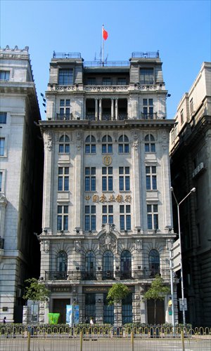 This imposing neoclassical-style seven-story building on the Bund was home for the Yangtze Insurance Association.