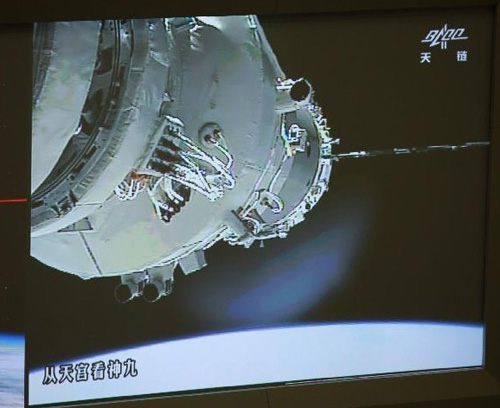 Photo taken on June 18, 2012 shows the screen at the Beijing Aerospace Control Center showing Shenzhou-9 manned spacecraft conducting an automatic docking with the orbiting Tiangong-1 space lab module. Photo: xinhua