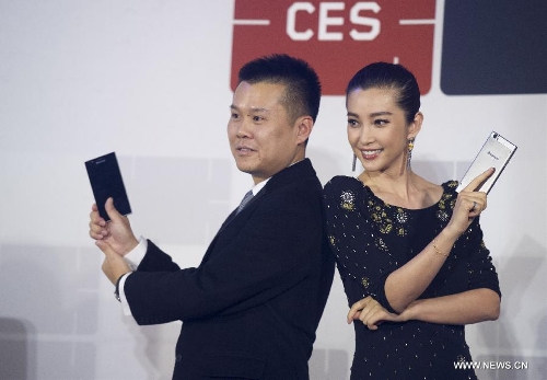 Chen Xudong (L), Lenovo's vice president, and Chinese actress Li Bingbing pose with Lenovo's latest smartphone IdeaPhone K900 during the 2013 International Consumer Electronics Show (CES) in Las Vegas, the United States, Jan. 8, 2013. (Xinhua/Yang Lei)&nbsp; 