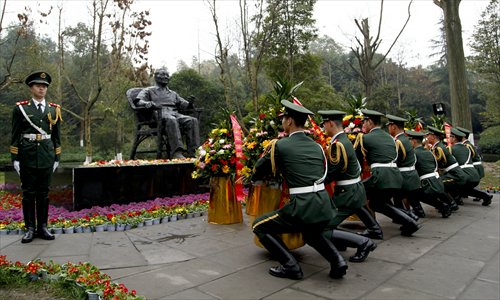 Soldiers present flowers to a bronze statue of former Chinese leader Deng Xiaoping in Guang'an, Sichuan Province, Deng's hometown, on February 19, on the 16th anniversary of Deng's death. Deng died of Parkinson's disease on February 19, 1997 at age of 93. Photo: CFP