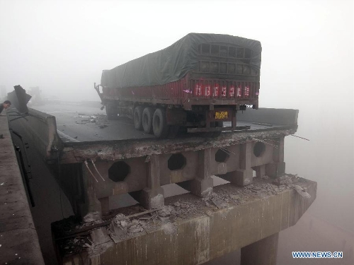 Photo taken on Feb.1, 2013 shows the accident site where an expressway bridge partially collapsed due to a truck explosion in Mianchi County, Sanmenxia, central China's Henan Province. The explosion, which occurred around 8:52 a.m. (0052 GMT) on Feb. 1, caused several vehicles to tumble from the bridge. At least four people died and eight others were injured, the city government of Sanmenxia said. Search and rescue efforts are under way. (Xinhua/Xiao Meng) 