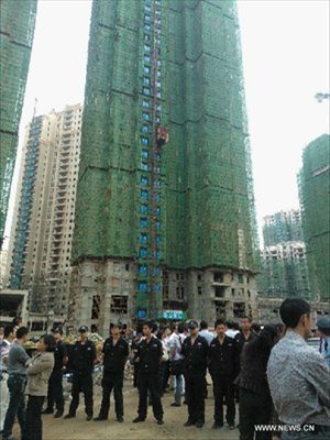 Photo taken on Sept 13, 2012 shows the accident site of a building under construction in central China's Hubei Province. Nine people were killed after a lift crashed from the 30th floor of the building Thursday. Photo: Xinhua 
