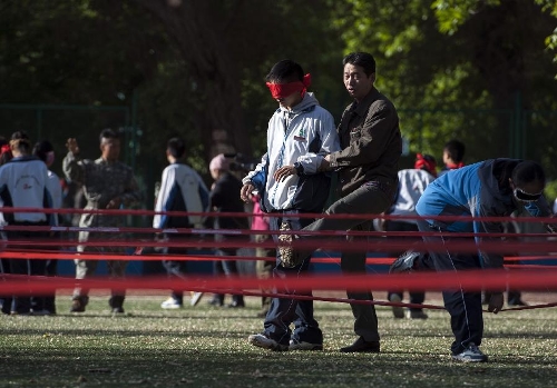 Students and their parents participate in activities during their coming-of-age ceremony at Bayi Middle School in Urumqi, capital of northwest China's Xinjiang Uygur Autonomous Region, May 7, 2013. More than 800 senior high school students in Bayi Middle School attended their coming-of-age ceremony on Tuesday. (Xinhua/Jiang Wenyao) 