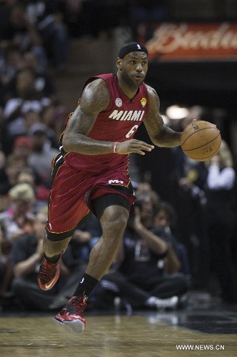 Miami Heat's Lebron James drives the ball during Game 3 of the 2013 NBA Finals against San Antonio Spurs in San Antonio, Texas, the United States, June 11, 2013. Miami Heat lost 77-113.(Xinhua/Yang Lei)