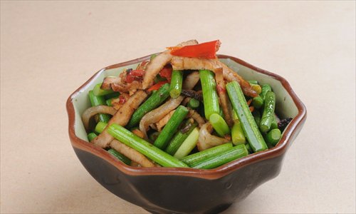 Stir-fried young garlic shoots with shredded pork