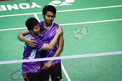 Tontowi Ahmad (R) and Liliyana Natsir from Indonesia celebrate after winning the match against Sung Hyun Ko and Ha Na Kim of South Korea during the mixed doubles final of the 2013 India Open badminton tournament in New Delhi, capital of India, April 28, 2013. Tontowi Ahmad and Liliyana Natsirwon the championship by 2-0. (Xinhua/Zheng Huansong) 