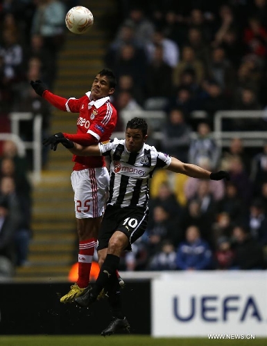 Melgarejo (L) of Benfica heads the ball with Hatem Ben Arfa of Newcastle United during the UEFA Europa League quarterfinal second leg between Newcastle United and Benfica at St James' Park in London, Britain on April 11, 2013. The match ended with a 1-1 draw and Benfica advanced to the semifinal with 4-2 on aggregate. (Xinhua/Wang Lili) 