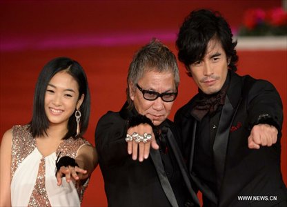 Japanese director Takashi Miike (C), actors Hideaki Ito (R) and Erina Mizuno pose on the red carpet of the 7th Rome Film Festival in Rome, Italy, Nov. 9, 2012. The 7th Rome Film Festival opened here late Friday. Photo: Xinhua