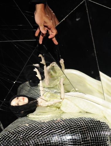 A marionette presents a creation of FH por Fause Haten during Sao Paulo Fashion Week at FAAP Theater in Sao Paulo, Brazil, March 20, 2013. The Sao Paulo Fashion Week Summer 2013/14 lasts from March 18 to 22. (Xinhua/Weng Xinyang)&nbsp; 