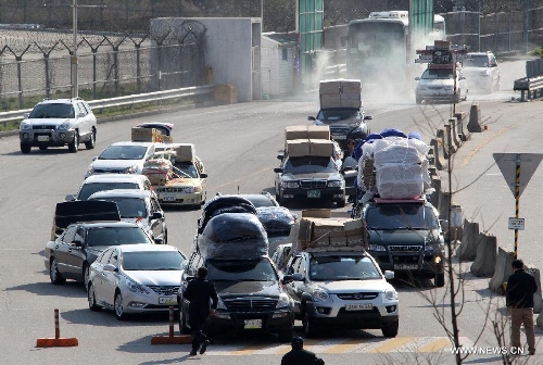 South Korean vehicles arrive at the customs, immigration and quarantine office in Paju, South Korea, April 27, 2013. The remaining South Korean workers began to leave Kaesong Industrial Complex on Saturday, according to local media. (Xinhua/Park Jin-hee) 