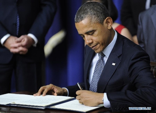 U.S. President Barack Obama signs executive orders on gun violence during an event at the White House in Washington D.C., capital of the United States, Jan. 16, 2013. Obama on Wednesday unveiled a sweeping and expansive package of gun violence reduction proposals, a month after the Sandy Hook Elementary School mass shooting killed 26 people including 20 schoolchildren. (Xinhua/Zhang Jun) 