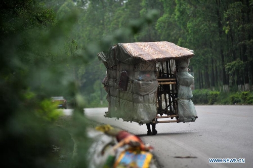 Liu Lingchao carries his 