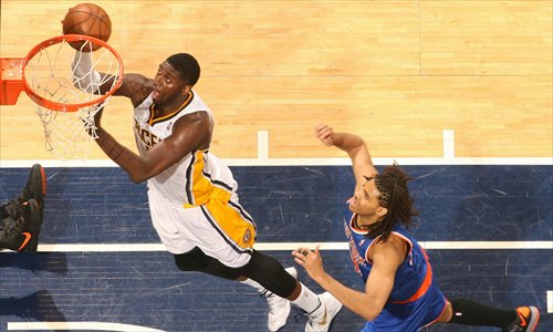 Roy Hibbert (left) of the Indiana Pacers goes to the basket during game six of the Eastern Conference semifinals between the New York Knicks and the Indiana Pacers on Saturday. Photo: CFP

