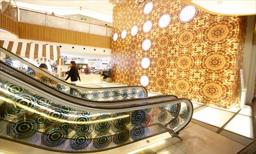 Christmas kaleidoscopic patterns and colors brighten the walls and escalators in the K11 shopping mall. Photo: Cai Xianmin/GT