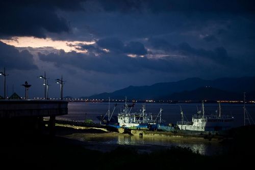 Photo taken on August 6, 2012 shows fishing boats sheltering in Haimen harbor in Jiaojiang district of Taizhou, East China's Zhejiang Province. According to the National Marine Environmental Forecasting Center, typhoon Haikui, the 11th tropical storm of the year, is expected to reach the Eastern coastal areas of Zhejiang on August 8. Photo: Xinhua
