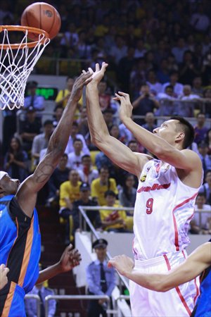 Yi Jianlian (right) battles for a rebound during Guangdong Southern Tigers' game against Sichuan Blue Whales on Friday in Shenzhen. Photo: CFP