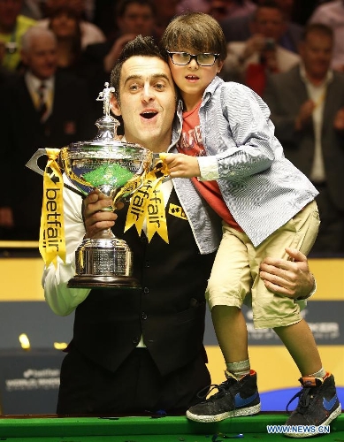 Ronnie O'Sullivan (L) of England celebrates with his son Ronnie Junior during the awarding ceremony for 2013 World Snooker Championship at the Crucible Theatre in Sheffield, Britain, May 6, 2013. Ronnie O'Sullivan sealed his fifth world title by defeating Barry Hawkins of England with 18-12 in the final. (Xinhua/Wang Lili) 
