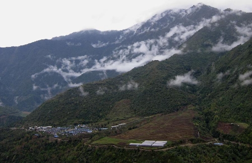 Photo taken on April 4, 2013 shows the landscape in Medog, southwest China's Tibet Autonomous Region. Located in the lower reaches of the Yarlung Zangbo river, Medog boasts of well-preserved environment and biodiversity. (Xinhua/Santa) &nbsp;