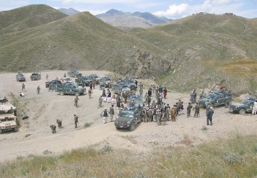 Afghan policemen gather on the border between Afghanistan and Pakistan in Goshta district of nangarhar province in eastern of Afghanistan on May 7, 2013. Afghanistan summoned on Monday the Pakistani Charge d'Affaires and lodged protest over 