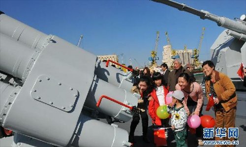 The picture shows the visiting Chinese nationals and overseas Chinese are looking around the ship-borne weapons with great interests in the Casablanca Port of Morocco. (Xinhua/Linfeng)