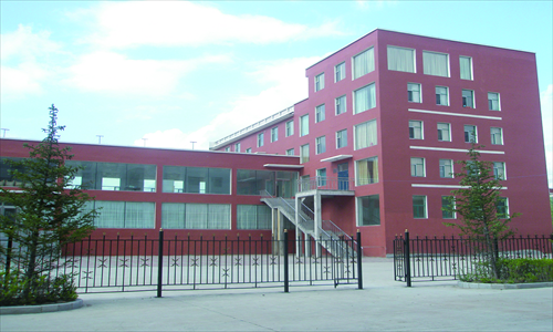Inset: The dormitory specially built for North Korean workers in the suburban development zone in Tumen Photo: Wang Wenwen/GT