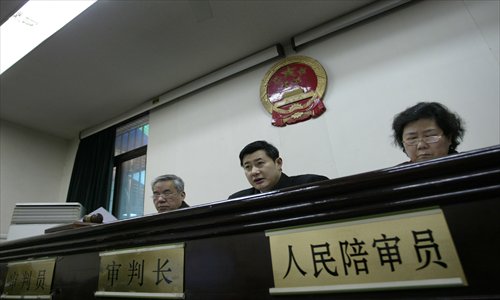 A juror (right) participates in a trial at a people's court in Nanjing, Jiangsu Province, on March 23, 2007. Photo: CFP