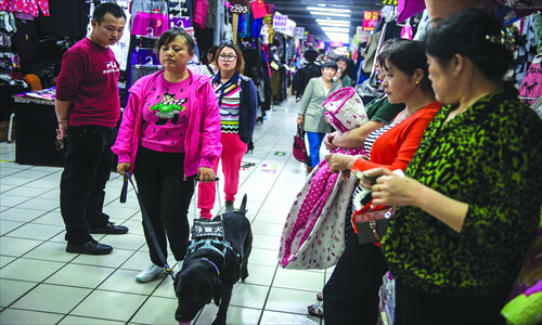 Bystanders stare at Chen Yan and Jennifer at a Changping district mall. Photo: Li Hao/GT
