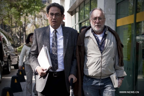 Mexican peace activists Javier Sicilia (R) and professor Sergio Aguayo (L) walk to the embassy of the United States in Mexico City to deliver a petition in Mexico City, capital of Mexico, on Jan. 14, 2013. Javier Sicilia and Sergio Aguayo delivered documents signed by 54,558 citizens and a letter with three petitions on smuggling, selling weapons and reducing the use of them in the United States to U.S. official Michael Glover on Monday. (Xinhua/Rodrigo Oropeza) 
