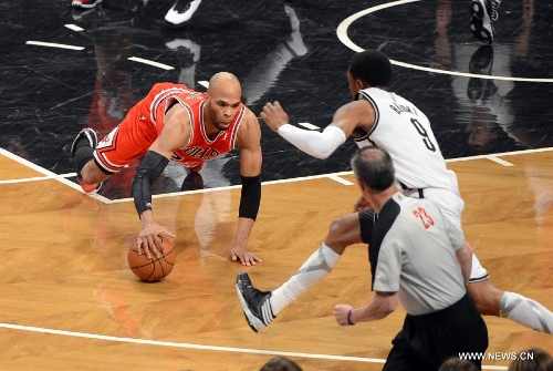 Chicago Bulls' Taj Gibson (L) saves the ball during Game 7 of the NBA Eastern Conference Quarterfinals basketball playoff series against Brooklyn Nets in New York, the United States, May 4, 2013. Bulls won 99-93 Saturday to reach the second round with 4-3 in the first-round series. (Xinhua/Wang Lei) 