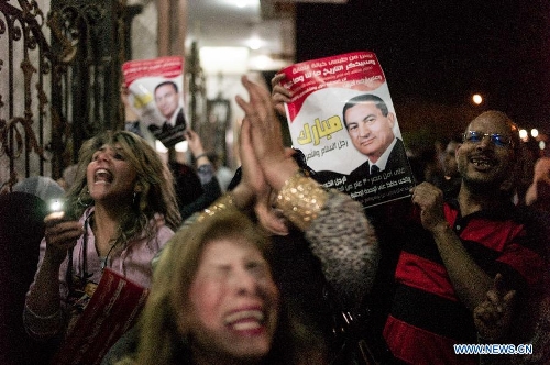 Supporters of former Egyptian President Hosni Mubarak shout slogans during a protest outside the Maadi Military Hospital in Cairo, Egypt, April 17, 2013. Egypt's prosecution ordered Wednesday to discharge former Egyptian President Hosni Mubarak from Maadi Military Hospital and send him back to Tora Prison Hospital, official Al-Ahram news website reported. (Xinhua/Li Muzi)Related:Mubarak to be sent back to prison hospital Wednesday nightCAIRO, April 17 (Xinhua) -- Egypt's former President Hosni Mubarak will be moved back to Tora Prison Hospital on Wednesday night, state-run Ahram Online reported.