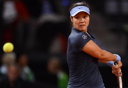 Li Na of China returns the ball during the semi-final match of Porsche Tennis Grand Prix against Bethanie Mattek-Sands of the United States in Stuttgart, Germany, on April 27, 2013. Li Na won 2-0. (Xinhua/Ma Ning) 