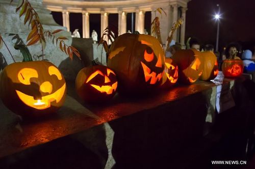 Pumpkin lanterns are displayed during the Halloween pumpkin lantern festival on the Heroes Square in Budapest, Hungary, October 27, 2012. Photo: Xinhua