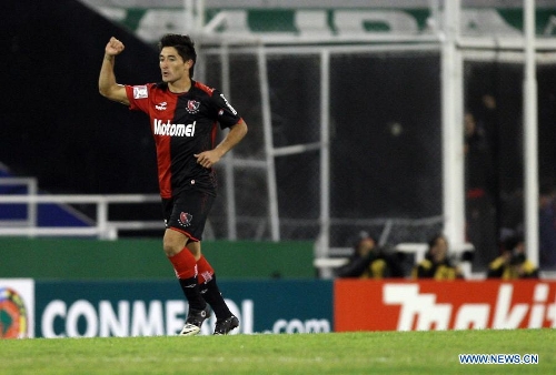 Milton Casco of Newell's Old Boys, celebrates his goal against Velez Sarsfield during the Copa Libertadores 2013 soccer match at Jose Amalfitani Stadium, in Buenos Aires, Argentina, on May 15, 2013. (Xinhua/Martin Zabala)