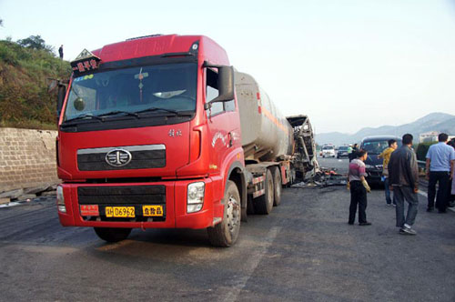 Photo taken on August 26, 2012 shows the accident site after a collision between a 39-seat bus and a methanol-loaded tanker occurred in Yan'an City, northwest China's Shaanxi province, August 26, 2012. The two vehicles caught fire after the collision in early Sunday morning, and at least 36 people were killed in the accident. Three people survived, but suffered injuries, said the local police. Photo: Xinhua